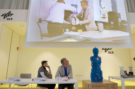 Pressekonferenz in Deutschen Zentrum für Luft-und Raumfahrt in Köln