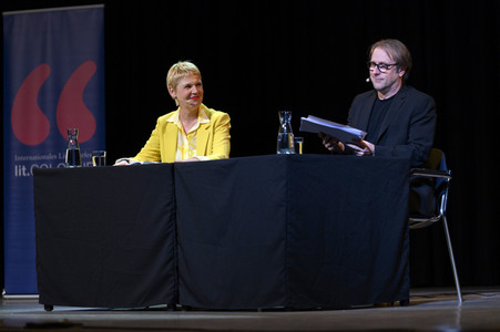 Cordula Stratmann und Bjarne Mädel auf der lit.Cologne 2023 in Köln