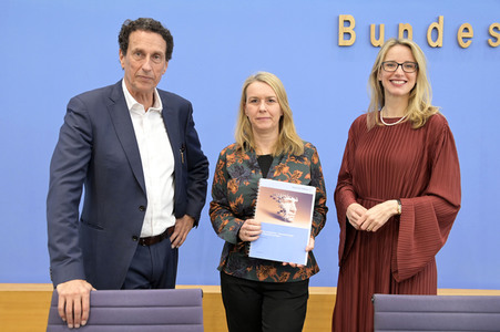 Bundespressekonferenz Stellungnahme 'Mensch und Maschine - Herausforderungen durch Künstliche Intelligenz' in Berlin