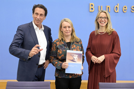 Bundespressekonferenz Stellungnahme 'Mensch und Maschine - Herausforderungen durch Künstliche Intelligenz' in Berlin
