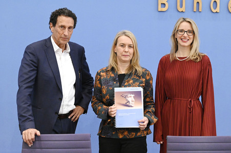 Bundespressekonferenz Stellungnahme 'Mensch und Maschine - Herausforderungen durch Künstliche Intelligenz' in Berlin