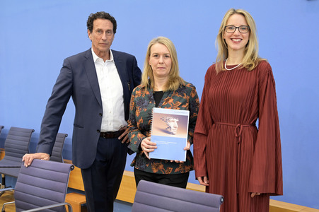 Bundespressekonferenz Stellungnahme 'Mensch und Maschine - Herausforderungen durch Künstliche Intelligenz' in Berlin