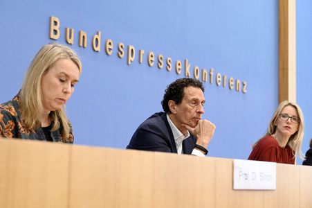 Bundespressekonferenz Stellungnahme 'Mensch und Maschine - Herausforderungen durch Künstliche Intelligenz' in Berlin