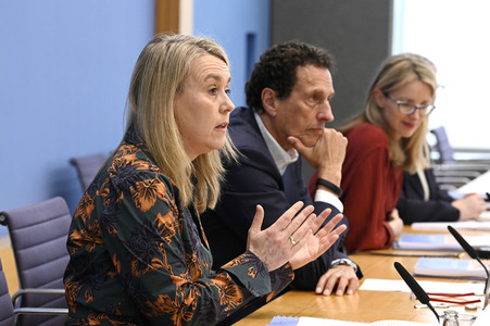 Bundespressekonferenz Stellungnahme 'Mensch und Maschine - Herausforderungen durch Künstliche Intelligenz' in Berlin