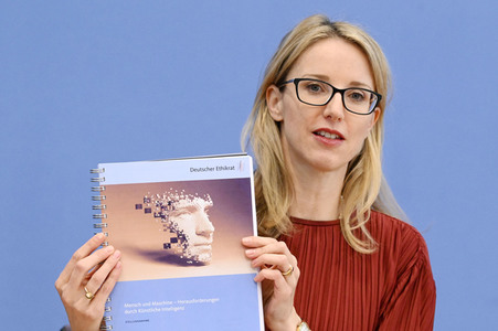 Bundespressekonferenz Stellungnahme 'Mensch und Maschine - Herausforderungen durch Künstliche Intelligenz' in Berlin