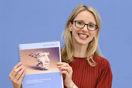 Bundespressekonferenz Stellungnahme 'Mensch und Maschine - Herausforderungen durch Künstliche Intelligenz' in Berlin