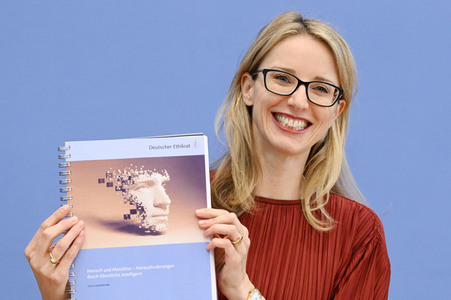 Bundespressekonferenz Stellungnahme 'Mensch und Maschine - Herausforderungen durch Künstliche Intelligenz' in Berlin