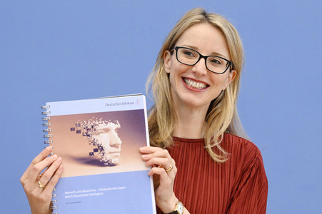 Bundespressekonferenz Stellungnahme 'Mensch und Maschine - Herausforderungen durch Künstliche Intelligenz' in Berlin