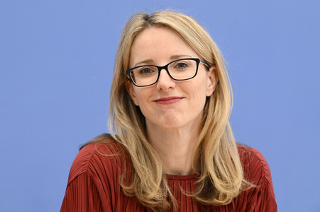 Bundespressekonferenz Stellungnahme 'Mensch und Maschine - Herausforderungen durch Künstliche Intelligenz' in Berlin