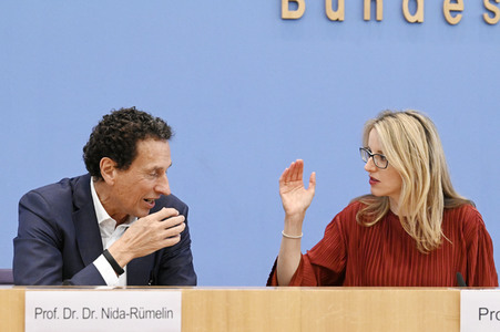 Bundespressekonferenz Stellungnahme 'Mensch und Maschine - Herausforderungen durch Künstliche Intelligenz' in Berlin