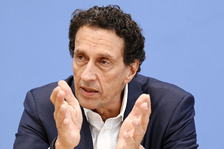 Bundespressekonferenz Stellungnahme 'Mensch und Maschine - Herausforderungen durch Künstliche Intelligenz' in Berlin
