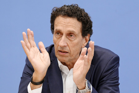 Bundespressekonferenz Stellungnahme 'Mensch und Maschine - Herausforderungen durch Künstliche Intelligenz' in Berlin