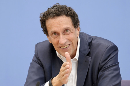 Bundespressekonferenz Stellungnahme 'Mensch und Maschine - Herausforderungen durch Künstliche Intelligenz' in Berlin