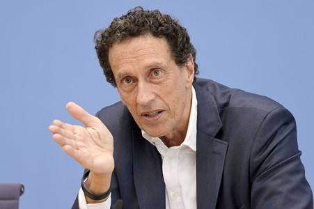 Bundespressekonferenz Stellungnahme 'Mensch und Maschine - Herausforderungen durch Künstliche Intelligenz' in Berlin
