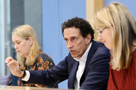 Bundespressekonferenz Stellungnahme 'Mensch und Maschine - Herausforderungen durch Künstliche Intelligenz' in Berlin