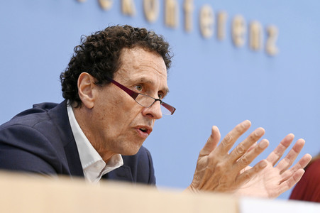 Bundespressekonferenz Stellungnahme 'Mensch und Maschine - Herausforderungen durch Künstliche Intelligenz' in Berlin