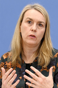 Bundespressekonferenz Stellungnahme 'Mensch und Maschine - Herausforderungen durch Künstliche Intelligenz' in Berlin