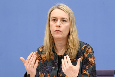 Bundespressekonferenz Stellungnahme 'Mensch und Maschine - Herausforderungen durch Künstliche Intelligenz' in Berlin
