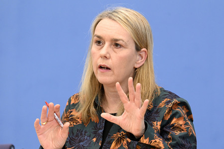 Bundespressekonferenz Stellungnahme 'Mensch und Maschine - Herausforderungen durch Künstliche Intelligenz' in Berlin