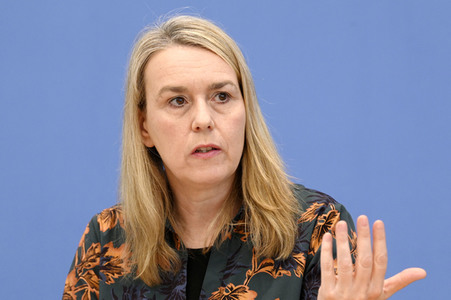 Bundespressekonferenz Stellungnahme 'Mensch und Maschine - Herausforderungen durch Künstliche Intelligenz' in Berlin