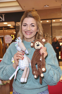 Charity-Flohmarkt zugunsten der Tribute to Bambi Stiftung in Hamburg