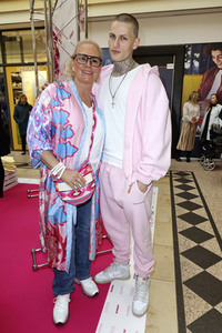 Charity-Flohmarkt zugunsten der Tribute to Bambi Stiftung in Hamburg