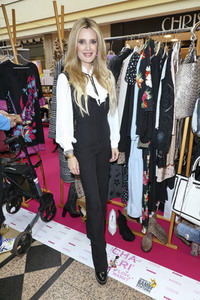 Charity-Flohmarkt zugunsten der Tribute to Bambi Stiftung in Hamburg