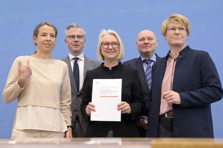 Bundespressekonferenz Vorstellung der aktualisierten Konjunkturprognose 2023/24 in Berlin