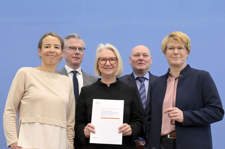 Bundespressekonferenz Vorstellung der aktualisierten Konjunkturprognose 2023/24 in Berlin