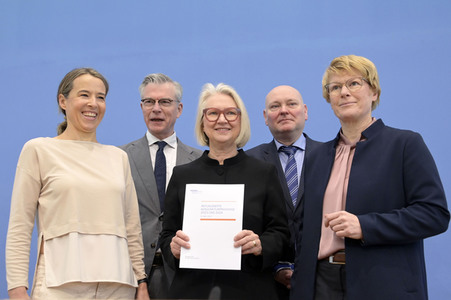 Bundespressekonferenz Vorstellung der aktualisierten Konjunkturprognose 2023/24 in Berlin