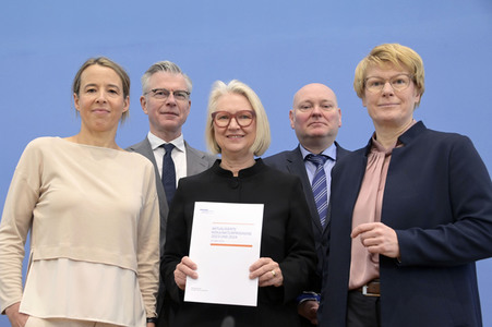 Bundespressekonferenz Vorstellung der aktualisierten Konjunkturprognose 2023/24 in Berlin