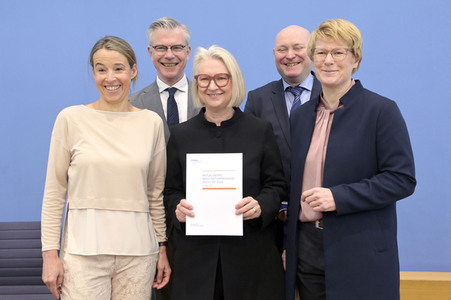 Bundespressekonferenz Vorstellung der aktualisierten Konjunkturprognose 2023/24 in Berlin