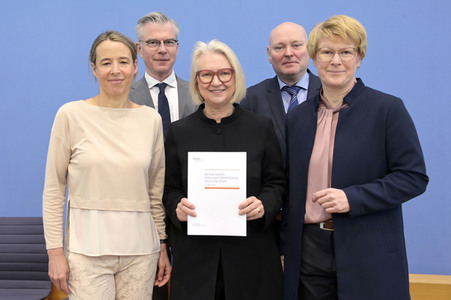 Bundespressekonferenz Vorstellung der aktualisierten Konjunkturprognose 2023/24 in Berlin