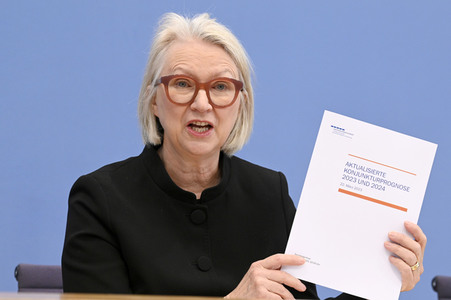 Bundespressekonferenz Vorstellung der aktualisierten Konjunkturprognose 2023/24 in Berlin