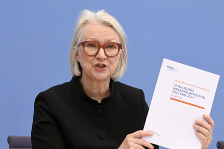 Bundespressekonferenz Vorstellung der aktualisierten Konjunkturprognose 2023/24 in Berlin