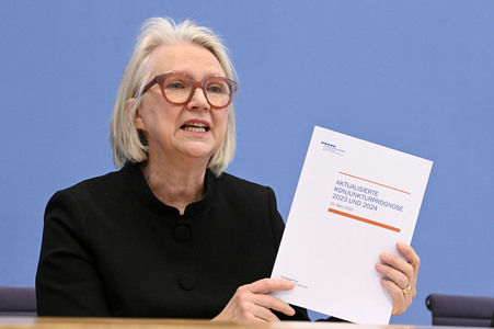 Bundespressekonferenz Vorstellung der aktualisierten Konjunkturprognose 2023/24 in Berlin