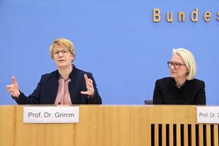 Bundespressekonferenz Vorstellung der aktualisierten Konjunkturprognose 2023/24 in Berlin
