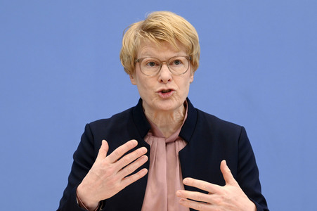 Bundespressekonferenz Vorstellung der aktualisierten Konjunkturprognose 2023/24 in Berlin
