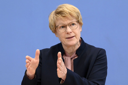 Bundespressekonferenz Vorstellung der aktualisierten Konjunkturprognose 2023/24 in Berlin