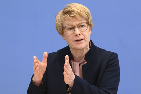Bundespressekonferenz Vorstellung der aktualisierten Konjunkturprognose 2023/24 in Berlin