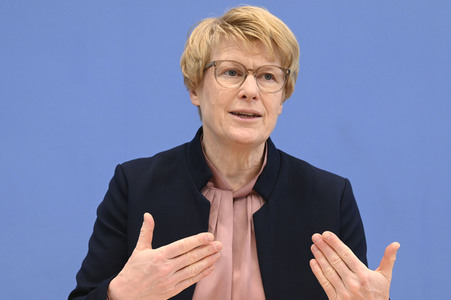 Bundespressekonferenz Vorstellung der aktualisierten Konjunkturprognose 2023/24 in Berlin