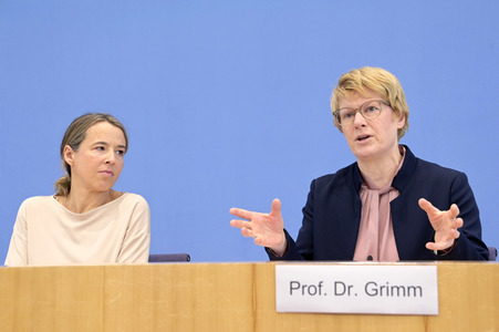 Bundespressekonferenz Vorstellung der aktualisierten Konjunkturprognose 2023/24 in Berlin