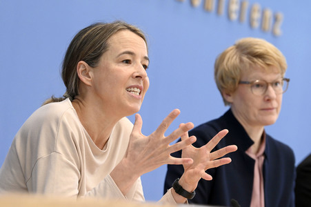 Bundespressekonferenz Vorstellung der aktualisierten Konjunkturprognose 2023/24 in Berlin