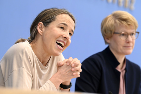 Bundespressekonferenz Vorstellung der aktualisierten Konjunkturprognose 2023/24 in Berlin