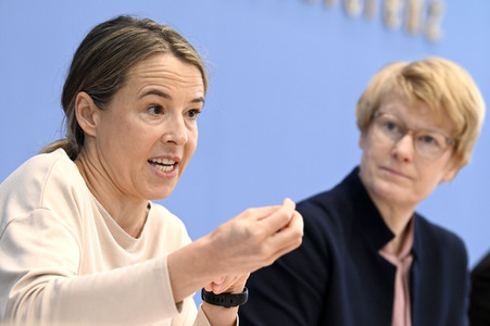 Bundespressekonferenz Vorstellung der aktualisierten Konjunkturprognose 2023/24 in Berlin