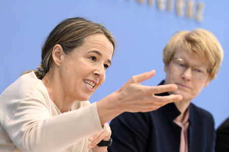 Bundespressekonferenz Vorstellung der aktualisierten Konjunkturprognose 2023/24 in Berlin