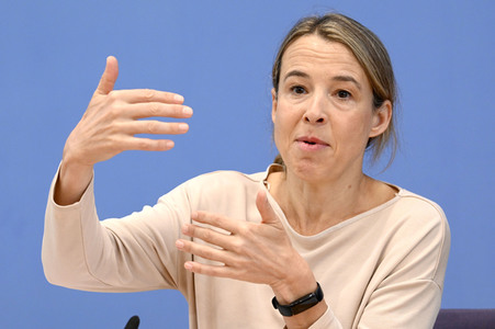 Bundespressekonferenz Vorstellung der aktualisierten Konjunkturprognose 2023/24 in Berlin