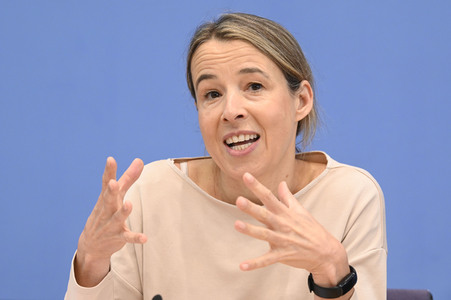 Bundespressekonferenz Vorstellung der aktualisierten Konjunkturprognose 2023/24 in Berlin