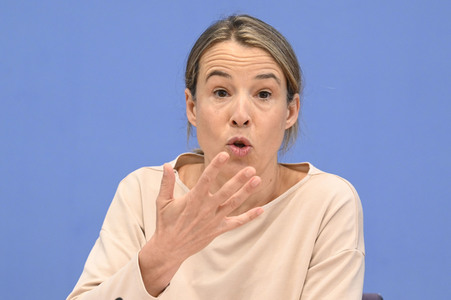 Bundespressekonferenz Vorstellung der aktualisierten Konjunkturprognose 2023/24 in Berlin