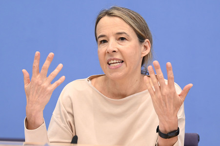 Bundespressekonferenz Vorstellung der aktualisierten Konjunkturprognose 2023/24 in Berlin